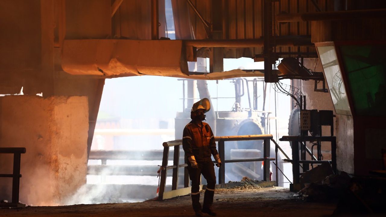 ArcelorMittal prévoit d'investir environ 1 milliard d'euros à Dunkerque pour construire une unité de réduction directe du minerai de fer grâce à de l'hydrogène, associée à des fours électriques.
