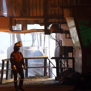 ArcelorMittal prévoit d'investir environ 1 milliard d'euros à Dunkerque pour construire une unité de réduction directe du minerai de fer grâce à de l'hydrogène, associée à des fours électriques.