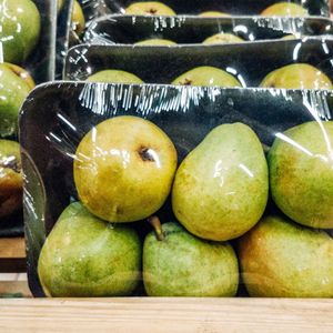Alors qu'on estime que 37 % des fruits et légumes sont aujourd'hui vendus sous emballage, cette mesure permettra de supprimer plus d'un milliard d'emballages en plastique inutiles chaque année.
