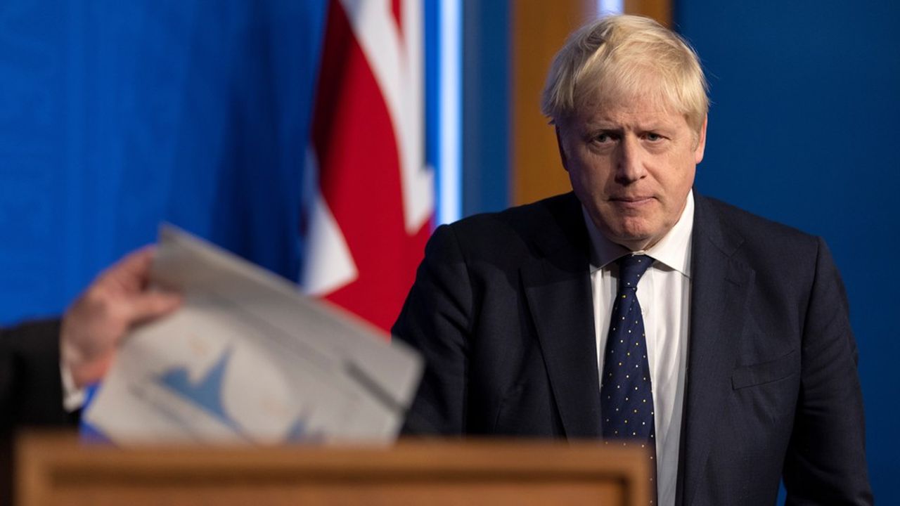 Selon les parlementaires britanniques, le gouvernement de Boris Johnson a « délibérément » adopté une « approche graduelle et progressive » dans sa gestion de crise sanitaire, au lieu de mesures plus radicales.