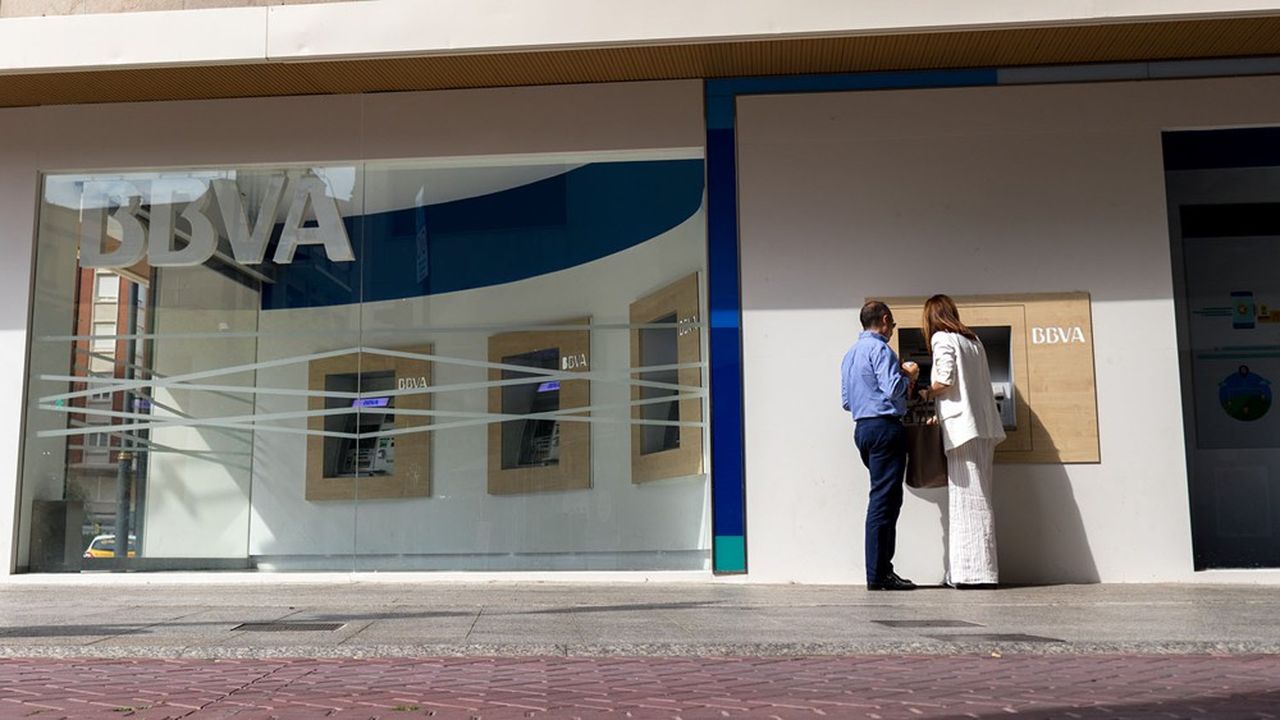 En Espagne, BBVA a lancé des discussions en avril en vue de supprimer plusieurs milliers d'emplois.