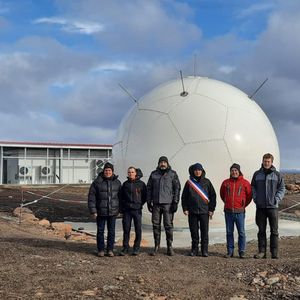 Représentants des Taaf et de Galileo devant la nouvelle station des Kerguelen.