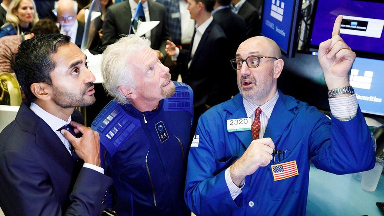 Chamath Palihapitiya (à gauche), fondateur du SPAC Social Capital Hedosophia, avec Richard Branson, fondateur de Virgin Galactic (au centre), et Peter Giacchi, du New York Stock Exchange, le premier jour de l'introduction en Bourse de Virgin Galactic, le 28 octobre 2019..