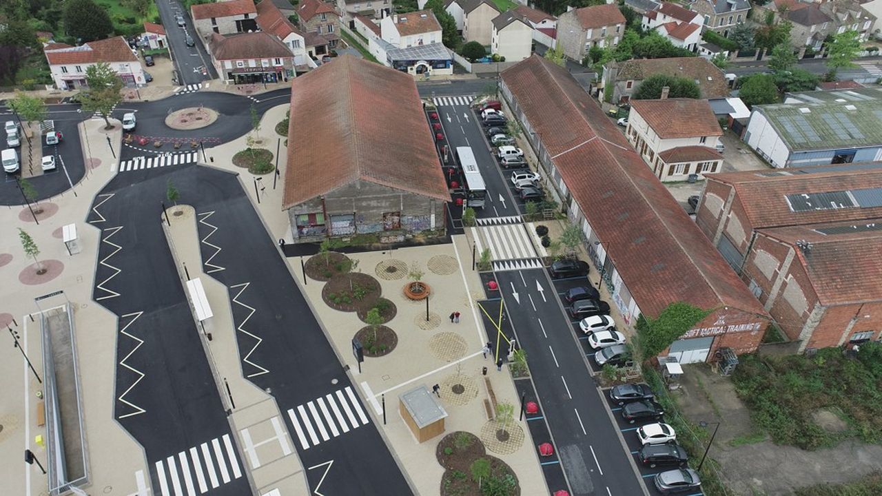 Le pôle gare de Lardy a entièrement changé de visage, avec un réaménagement total de l'esplanade, du parking et de la gare routière