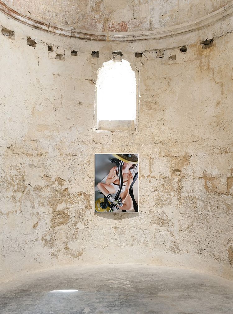 High Art montrait, cet été à Arles, Gradually then suddenly, l'accrochage d'Ilya Lipkin à la chapelle de la Madeleine.