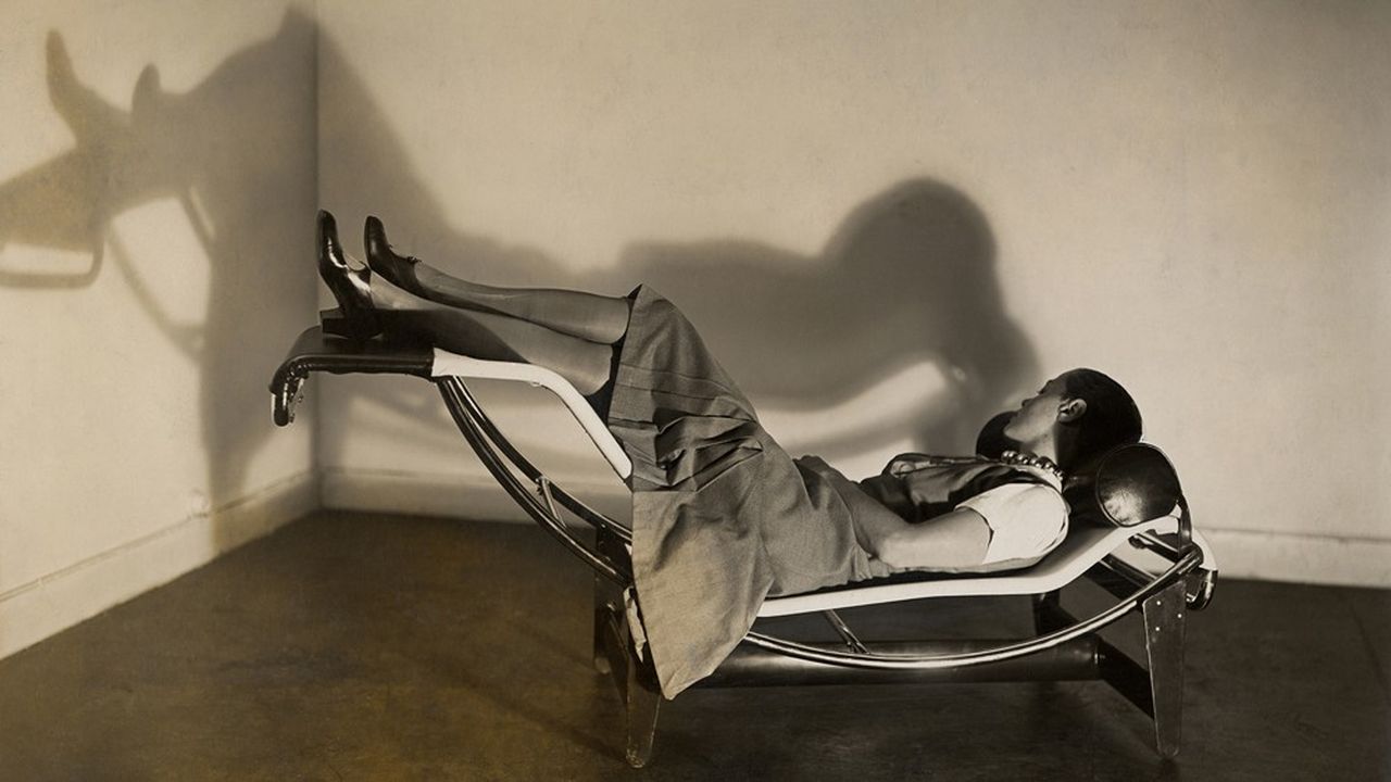 Charlotte Perriand assise sur la chaise longue basculante B306 en 1929.