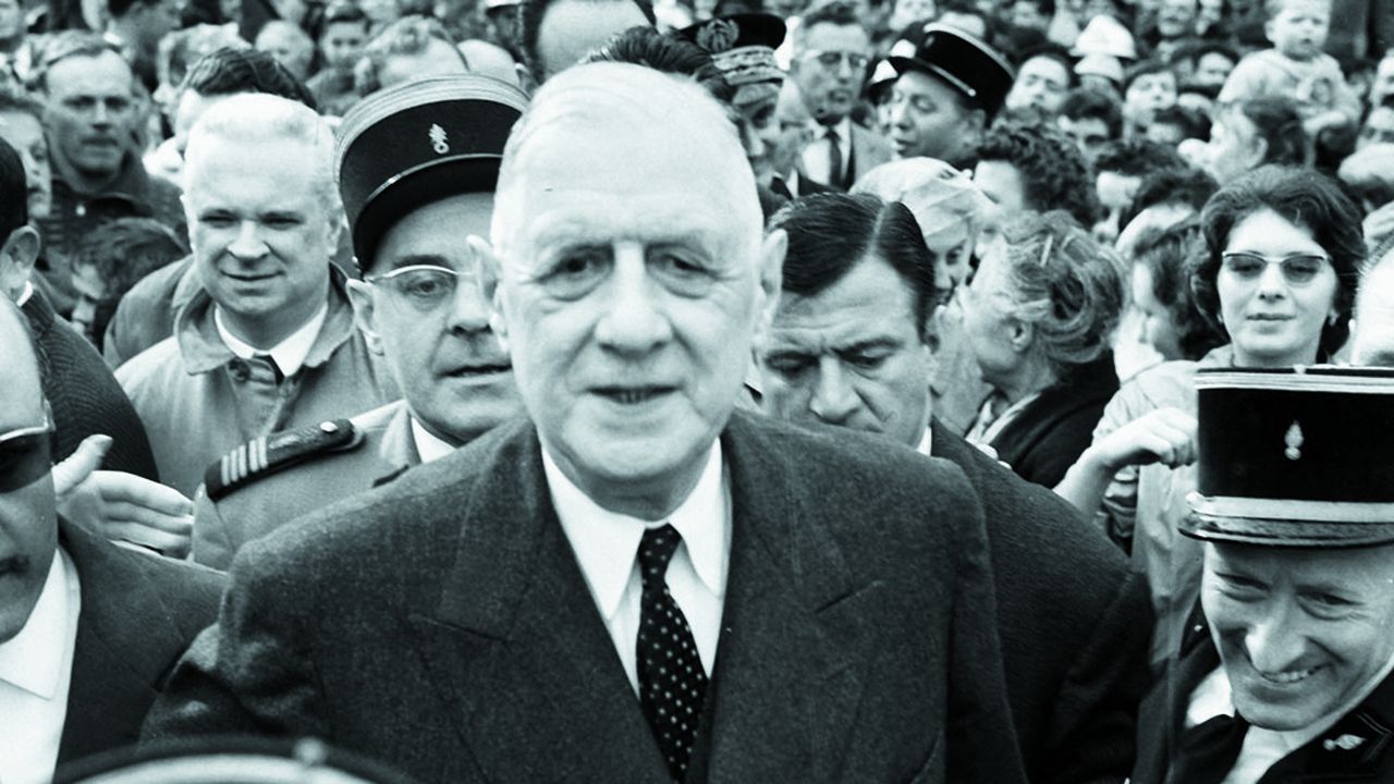 Le général de Gaulle lors d'un bain de foule à Troyes, en 1963.