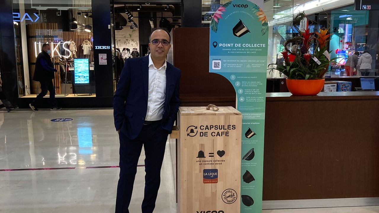 Hafid Belhani, responsable de l'innovation d'ACFT Bureau d'étude, à côté de l'une des 15 bornes de collecte de capsules de café installées à Rouen.