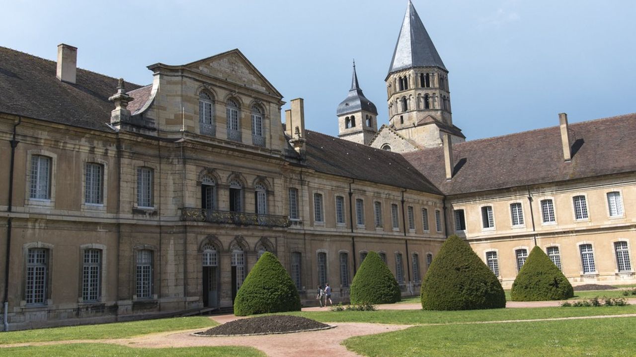 En grande partie détruite à la Révolution, l'abbaye de Cluny fut, durant quatre siècles, la plus grande église de la chrétienté au Moyen-Age.