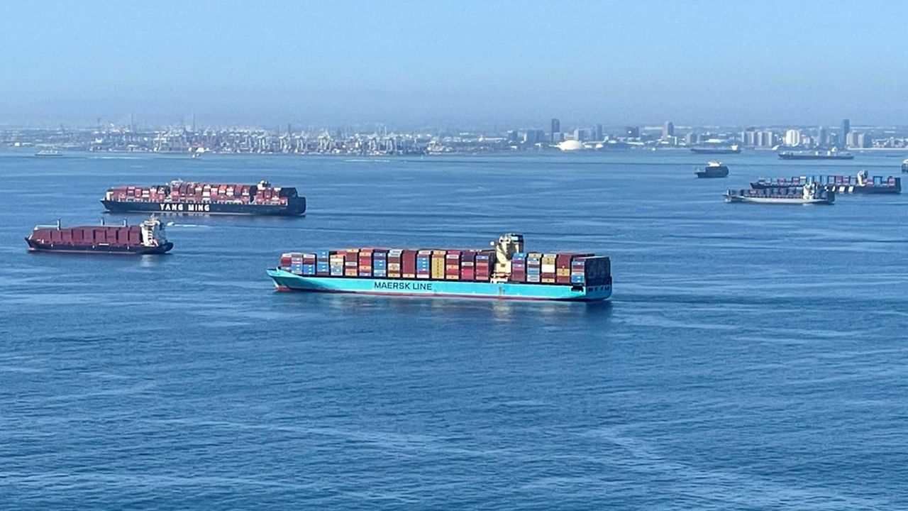 Des dizaines de porte-conteneurs attendent d'être déchargés devant le port de Los Angeles, principale porte d'entrée américaine des produits manufacturés en Asie.