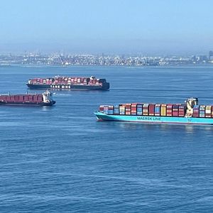 Des dizaines de porte-conteneurs attendent d'être déchargés devant le port de Los Angeles, principale porte d'entrée américaine des produits manufacturés en Asie.