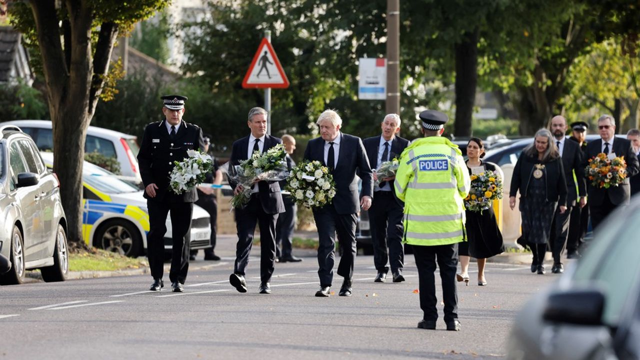 Samedi matin, le premier ministre britannique Boris Johnson et le chef du parti d'opposition travailliste Keir Starmer ont déposé des gerbes de fleurs près de l'endroit où le député conservateur David Amess a été assassiné.