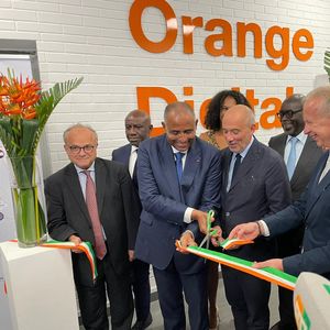 Le PDG d'Orange a inauguré un Orange Digital Center à Abidjan, en présence du Premier ministre ivoirien, Patrick Achi.
