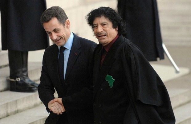 Nicolas Sarkozy et Muammar Kadhafi en décembre 2007.