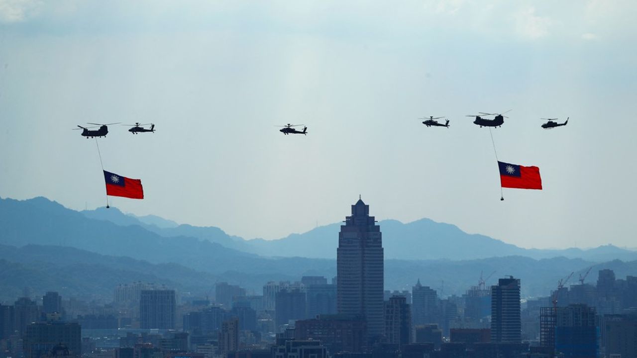 Des hélicoptères arborant le drapeau taïwanais survolent Taipei, le 7 octobre 2021.