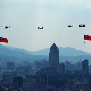 Des hélicoptères arborant le drapeau taïwanais survolent Taipei, le 7 octobre 2021.