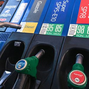 Chèque carburant ou baisse des taxes ? Le gouvernement est face à un choix presque cornélien.