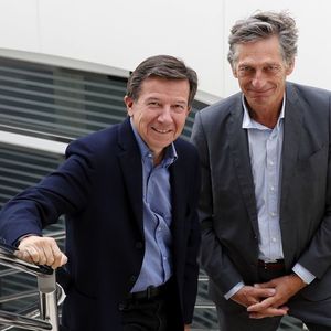 Gilles Pélisson, PDG du groupe TF1, et Nicolas de Tavernost, président du directoire du groupe M6. Pour Olivier Bomsel, « le marché de la publicité télévisée a toujours été concentré, c'est la façon dont l'Etat a voulu le construire ».