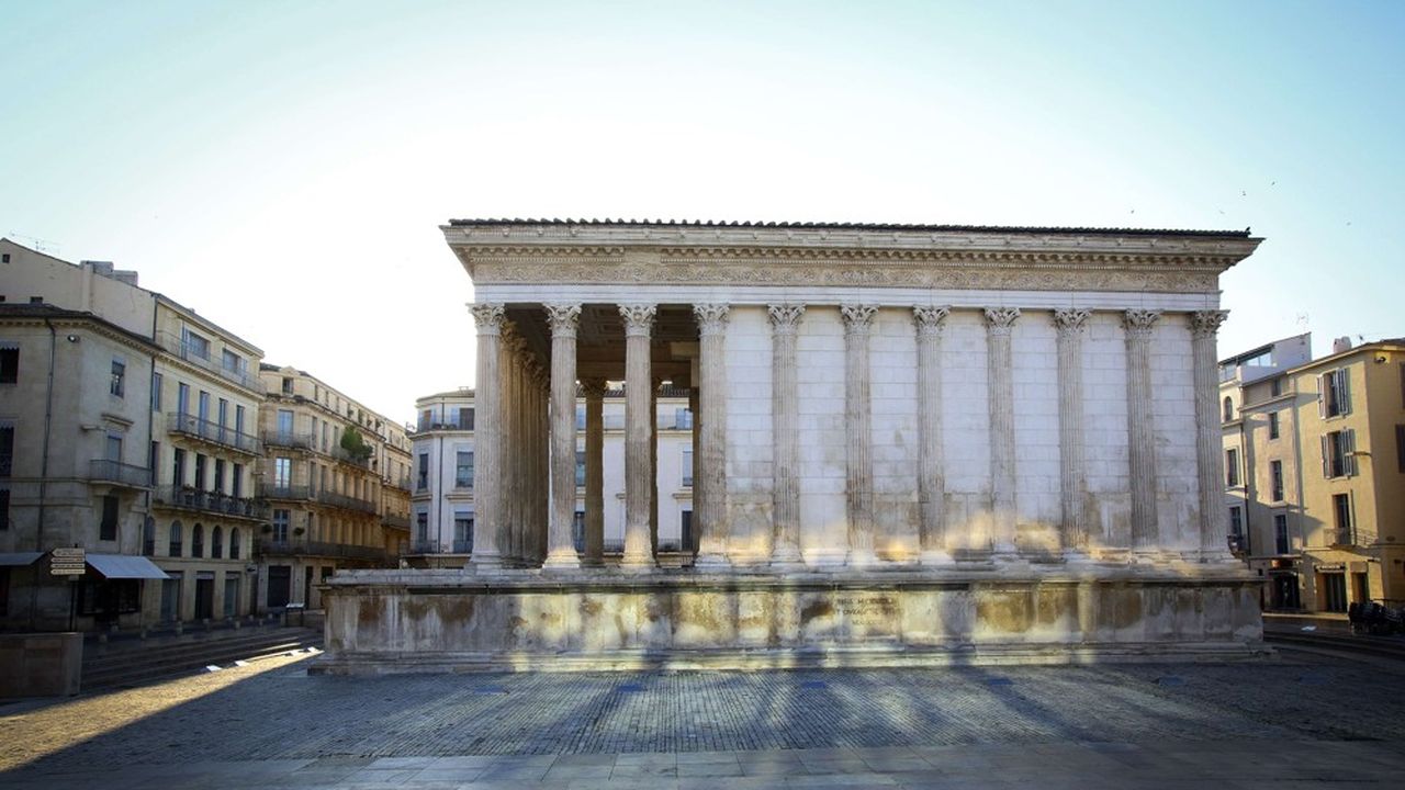 A Nîmes, la Maison Carrée, temple romain hexastyle, est parfaitement conservée.