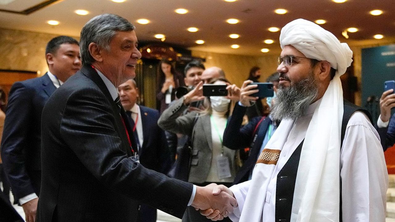 Zamir Kaboulov, l'émissaire du Kremlin pour l'Afghanistan (à gauche), salue un membre de la délégation talibane à Moscou.