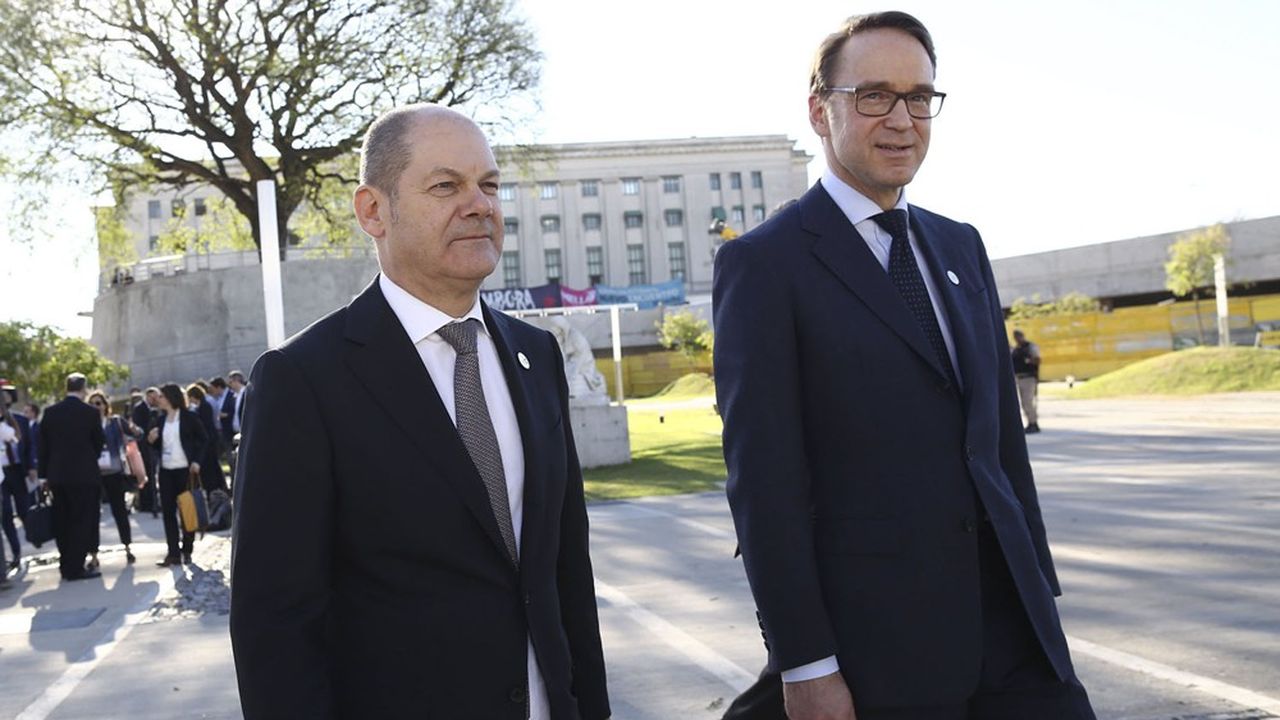 Le président de la Bundesbank, Jens Weidmann (à droite), s'est invité dans les négociations de coalition menées par l'actuel ministre des Finances Olaf Scholz, en annonçant sa démission pour le 30 décembre 2021