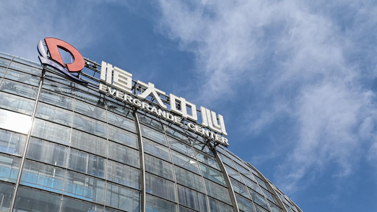 Evergrande, qui avait suspendu sa cotation à Hong Kong le 4 octobre, a annoncé mercredi soir la reprise des échanges boursiers sur son action.
