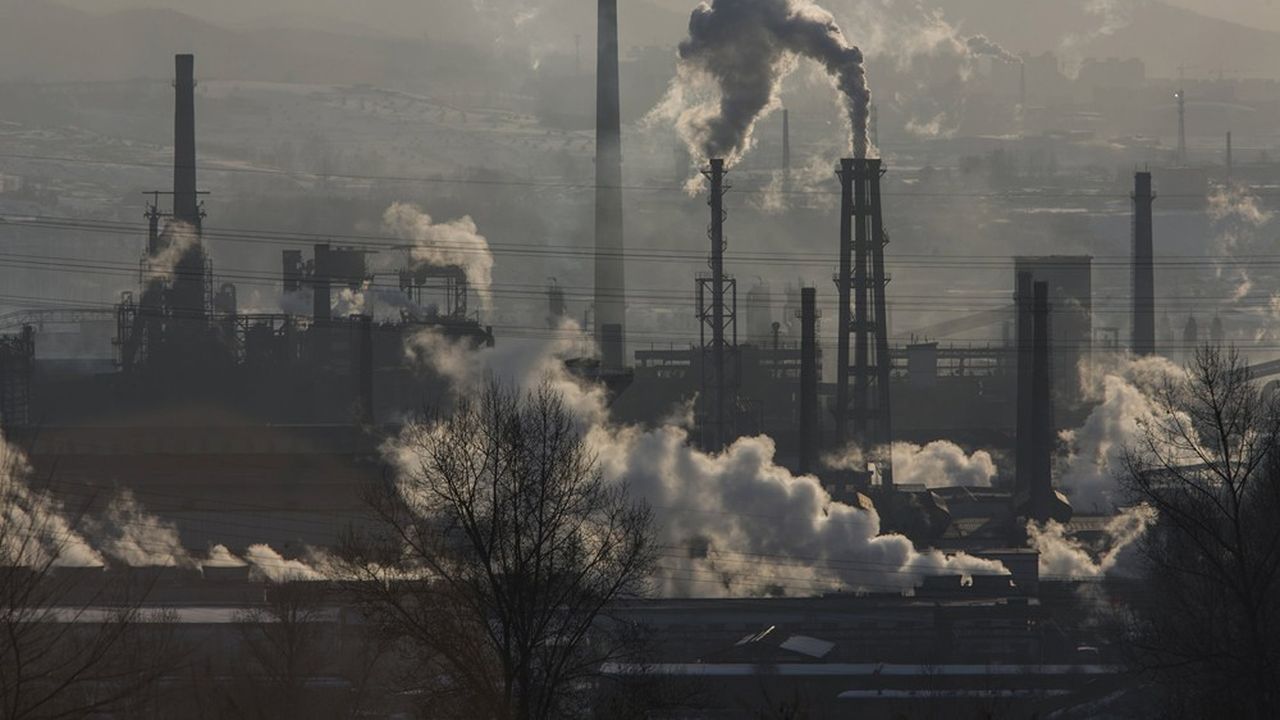 Pollution et vapeurs d'eau de l'aciérie du Tonghua Iron & Steel Group Co. dans le district Erdaojiang de la province de Jilin.