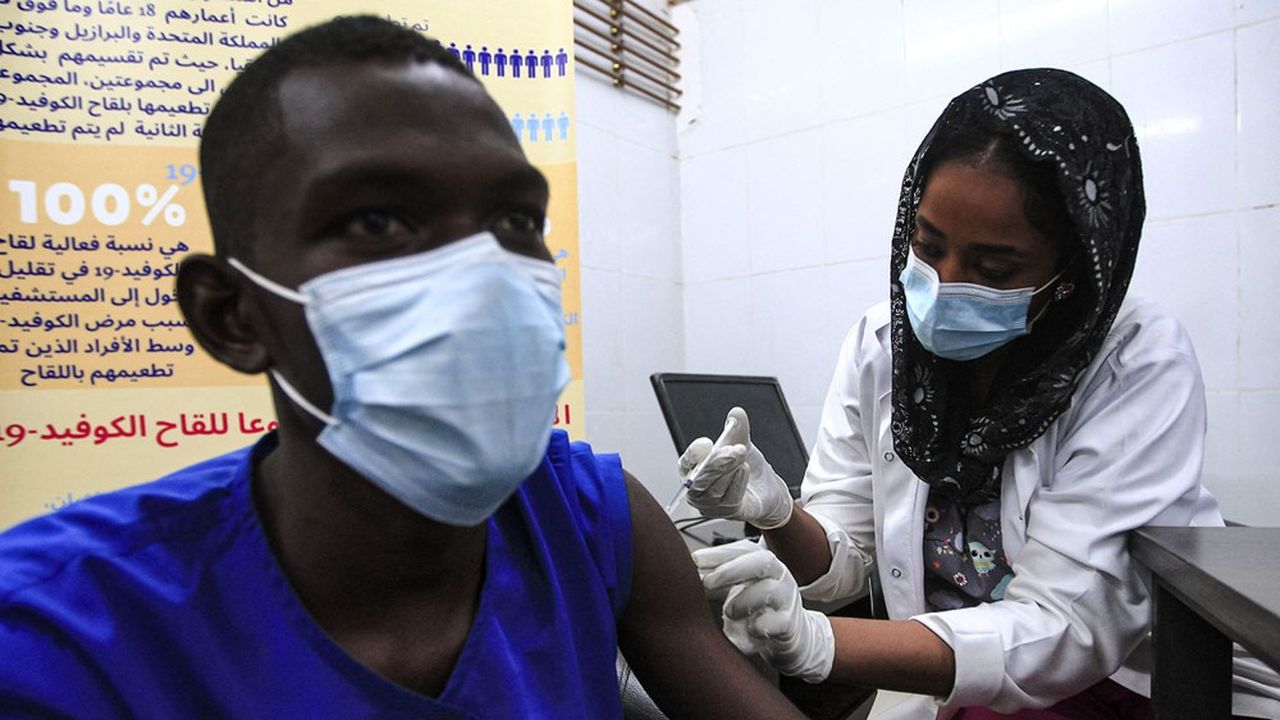 Un travailleur médical reçoit une dose du vaccin AstraZeneca dans un hôpital de Khartoum, Soudan, en mars dernier.