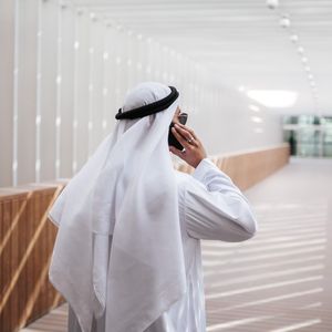Etisalat et Du, les deux opérateurs télécoms des Emirats arables unis (UAE), ont lancé la 5G mi-2019, un an et demi avant la France.