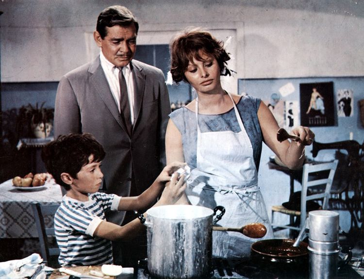 Dans «C'est arrivé à Naples» (1960), Clark Gable succombe au charme et à la cuisine de Sophia Loren, une comédie romantique hollywoodienne.