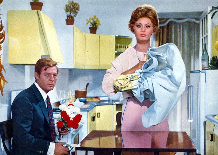 «Hier, aujourd'hui et demain», de Vittorio De Sica (1963) : trois histoires situées dans trois villes italiennes, toutes interprétées par le duo Sophia Loren-Marcello Mastroianni.
