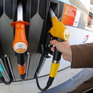 Les oppositions sont divisées entre blocage des prix ou baisse des taxes sur les carburants.