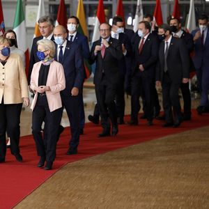 Charles Michel, le président du Conseil européen, a déclaré à Angela Merkel, au nom de tous les chefs d'Etat et de gouvernement, que sa sagesse « manquerait, particulièrement en des temps de grande complexité ».