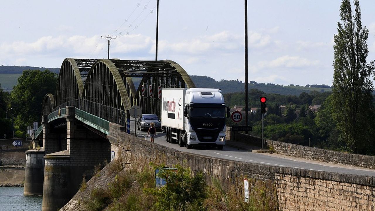 Le pont Jacques-Chirac doit remplacer l'actuel pont de Fleurville, devenu trop vétuste.