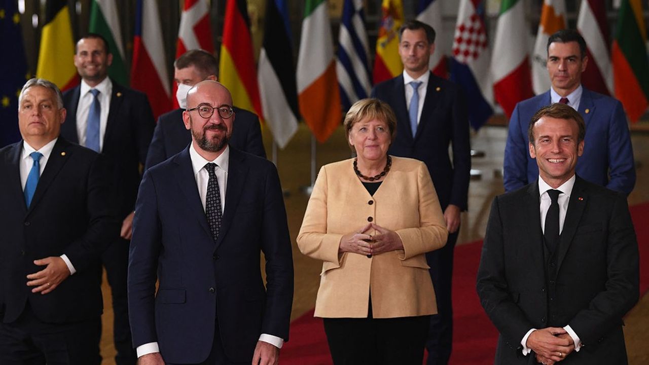 Angela Merkel, entourée d'Emmanuel Macron et de Charles Michel, président du Conseil européen, lors d'une photo de famille prise à Bruxelles le 21 octobre.