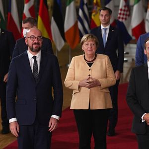 Angela Merkel, entourée d'Emmanuel Macron et de Charles Michel, président du Conseil européen, lors d'une photo de famille prise à Bruxelles le 21 octobre.