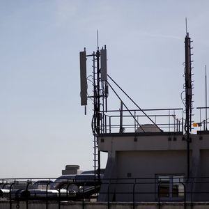 En ville, les antennes des opérateurs sont fixées sur des « toits-terrasses ».