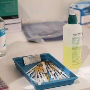 Spikevax, le nom du vaccin de la biotech américaine dirigée par le français Stéphane Bancel, est le deuxième rappel à recevoir le feu vert après le vaccin de Pfizer/Biontech au début du mois.