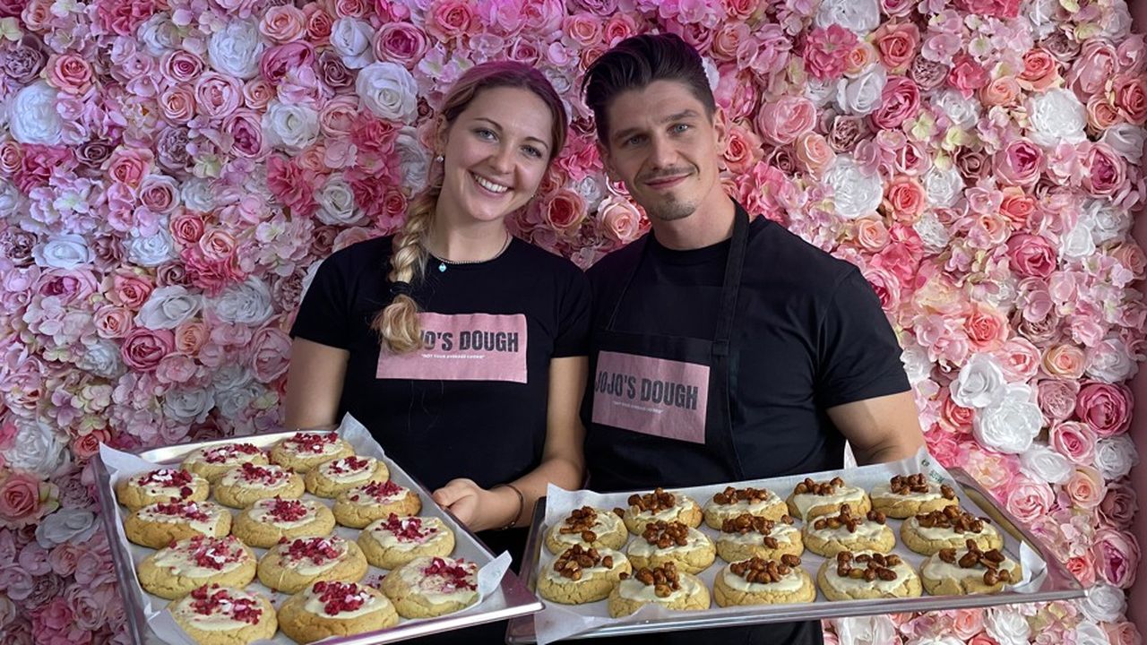 Josephene, Anglaise de 24 ans, et son conjoint slovaque Joseph, 28 ans, ont ouvert une boutique de cookies à Cannes en août 2021.