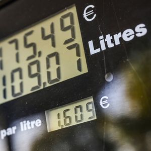 Le coût du pétrole brut compte pour un peu plus d'un quart du prix du gazole et de l'essence à la pompe en France.