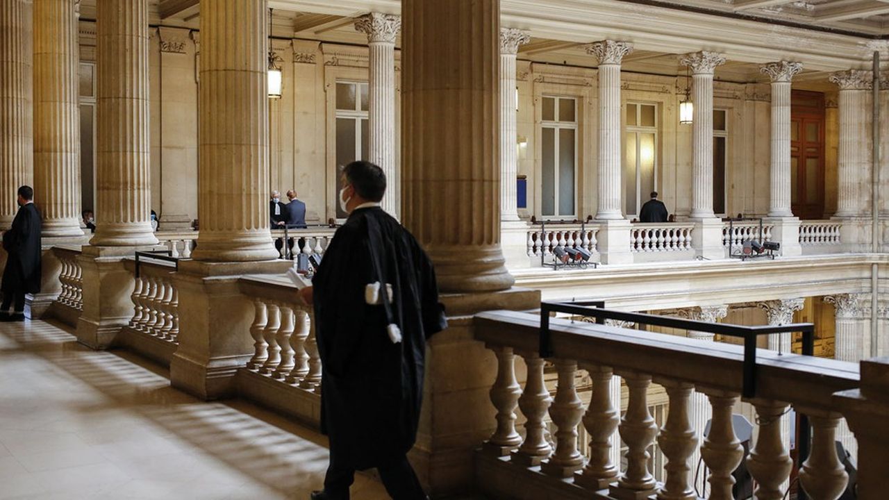 Le Tribunal de commerce de Paris vérifie que les pièces justificatives sont conformes aux déclarations.