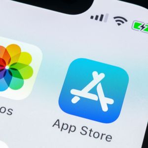 Depuis 2016, Apple offre la possibilité d'acheter de la publicité au sein de l'App Store dans le cadre d'un programme baptisé « Search Ads »
