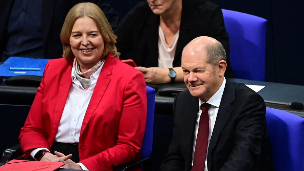 Assise à la droite du probable futur chancelier, Olaf Scholz, la députée sociale-démocrate de Duisbourg, Bärbel Bas, a été élue à la présidence du Bundestag mardi avec 79,5 % des suffrages exprimés.