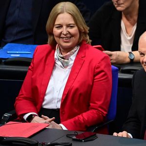 Assise à la droite du probable futur chancelier, Olaf Scholz, la députée sociale-démocrate de Duisbourg, Bärbel Bas, a été élue à la présidence du Bundestag mardi avec 79,5 % des suffrages exprimés.