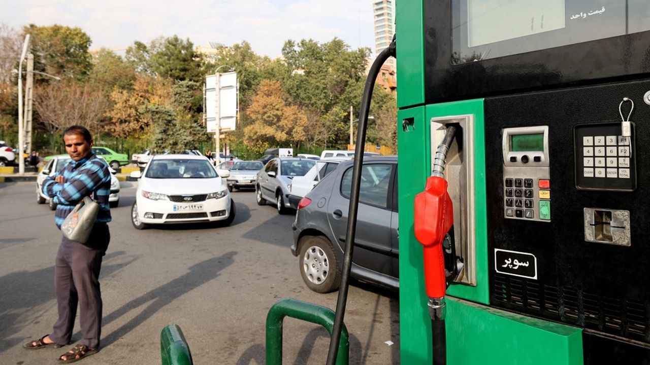 D'interminables files d'attente de véhicules se sont brusquement formées ce mardi en Iran après le blocage des cartes électroniques permettant d'acheter de l'essence subventionnée.