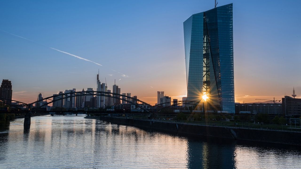 Les banquiers centraux européens doivent faire preuve de transparence sur leurs investissements personnels.
