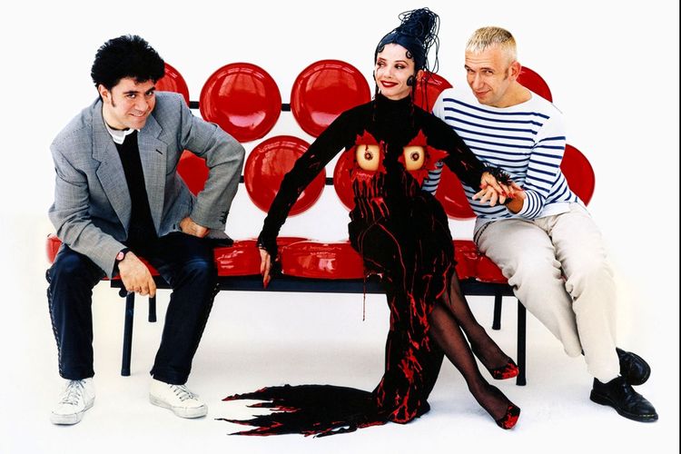 Pedro Almodovar, Victoria Abril, Jean-Paul Gaultier sur le tournage de « Kika », en 1994.