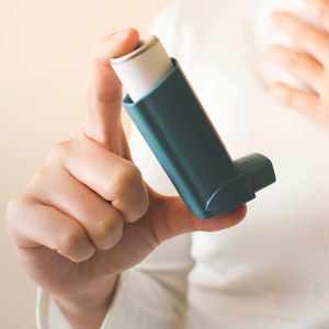 Le Dupixent est indiqué pour traiter l'asthme modéré à sévère qui ne peut être contrôlé avec les corticoïdes inhalés.