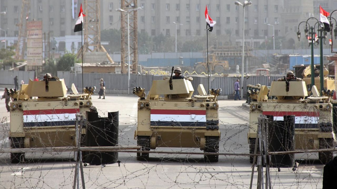 La vision de blindés égyptiens sur des points stratégiques, comme ici au Caire, est régulière dans le principal pays arabe.