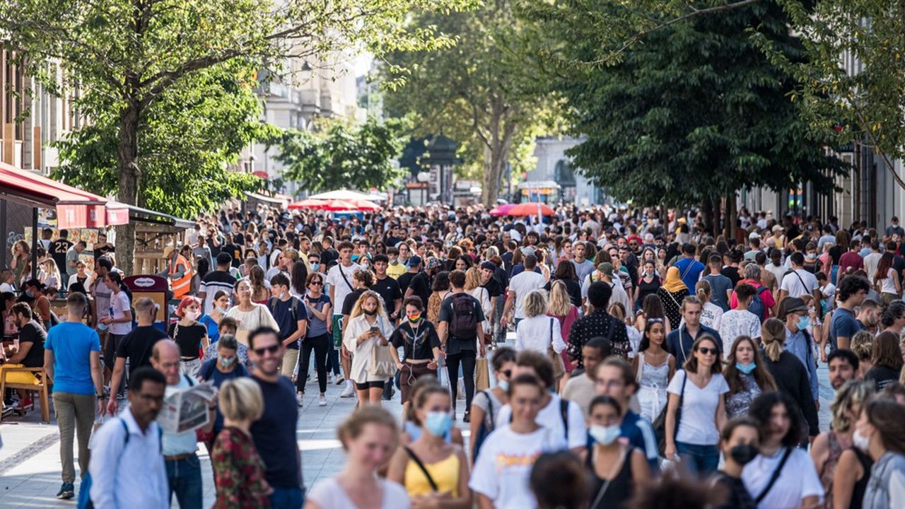 Une foule dans une rue commerçante, à Lyon.